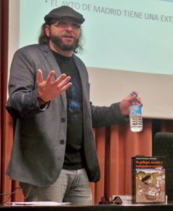 Alejandro Rodriguez Robledillo Alejandro R. Robledillo presentando su libro